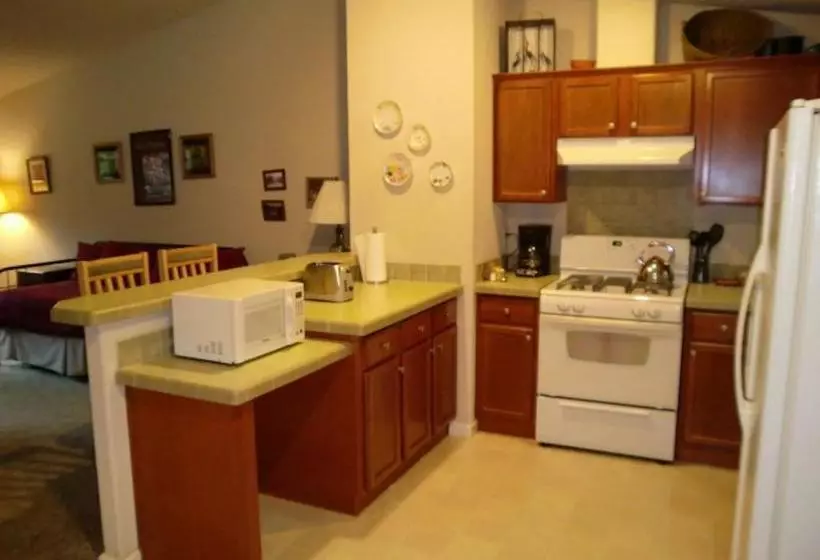 هتل Creekside Inn & Resort