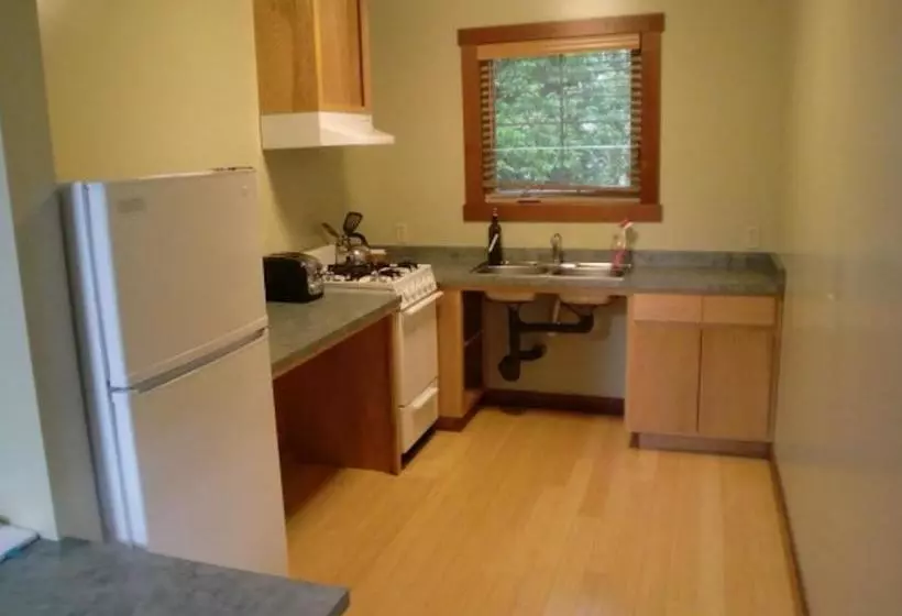 هتل Creekside Inn & Resort