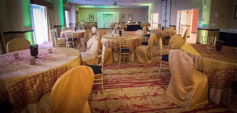 Отель Holiday Inn Express & Suites Denver South Castle Rock, An Ihg