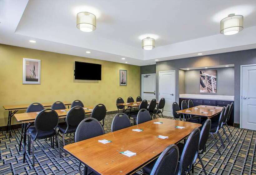 Отель La Quinta By Wyndham Karnes City   Kenedy