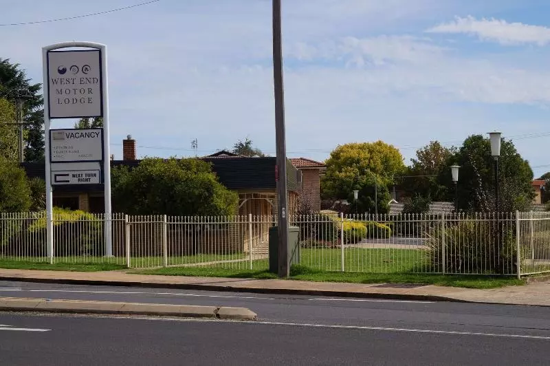 汽车旅馆  West End Motor Lodge