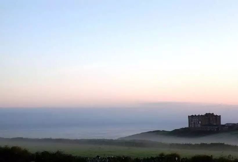 Отель Camelot Castle