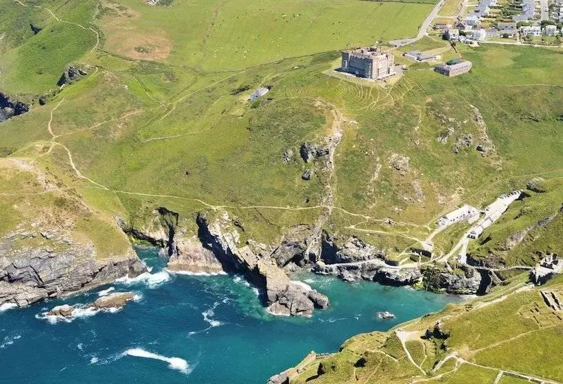 Отель Camelot Castle