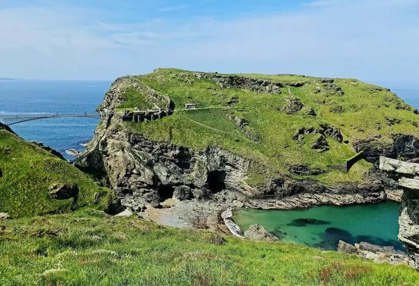 Отель Camelot Castle