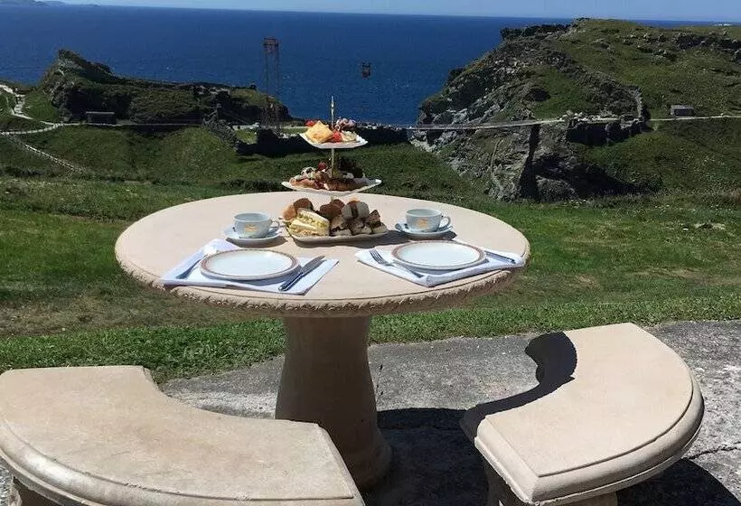 Отель Camelot Castle