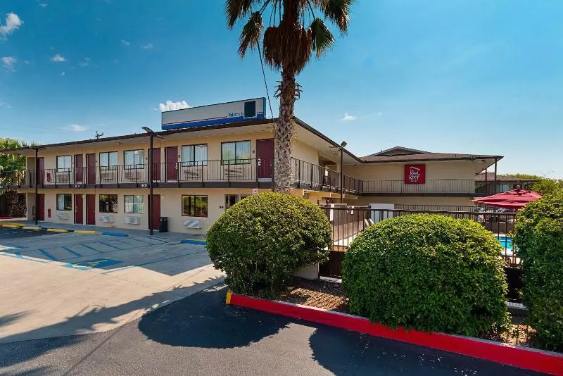 モーテル Red Roof Inn San Antonio E   Frost Bank Center