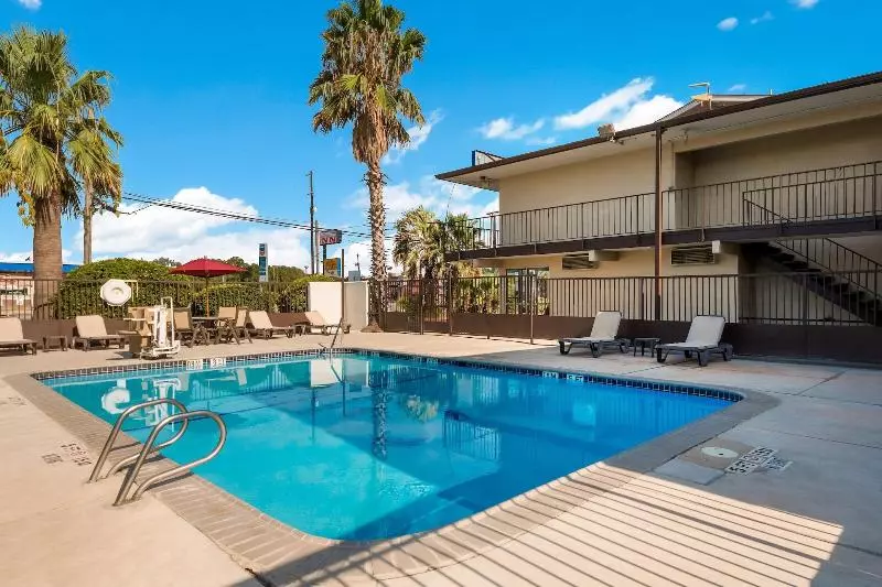 モーテル Red Roof Inn San Antonio E   Frost Bank Center
