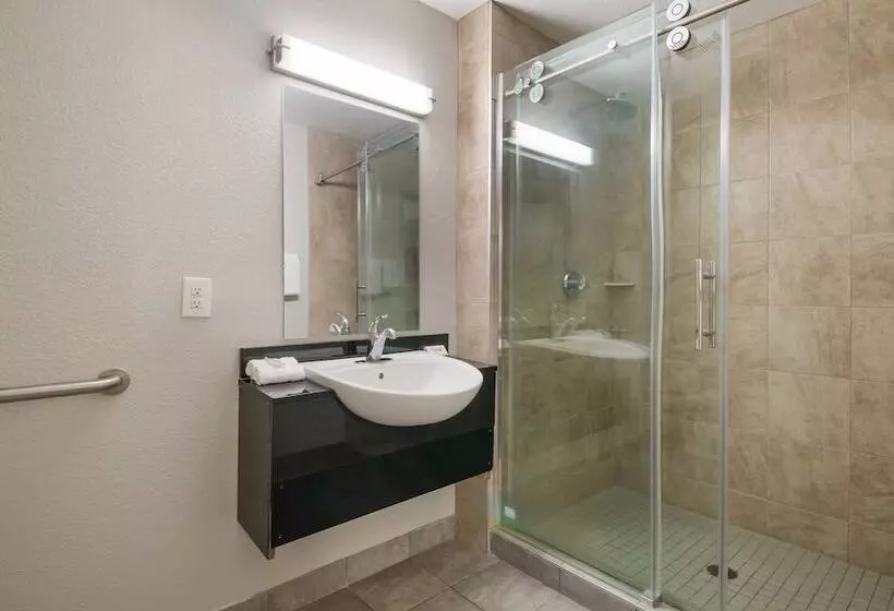モーテル Red Roof Inn San Antonio E   Frost Bank Center
