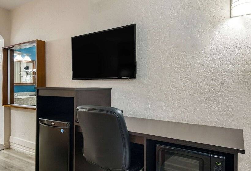 Мотель Rodeway Inn Broken Bowhochatown