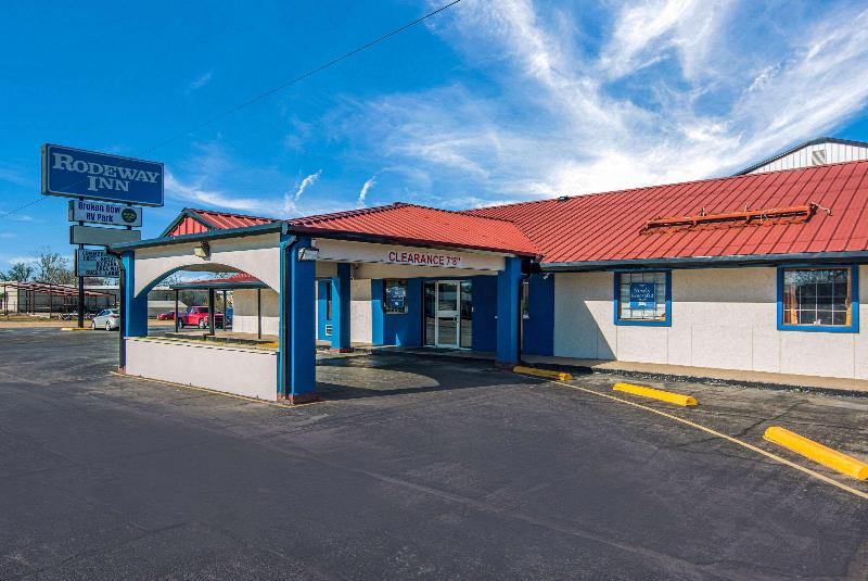 Мотель Rodeway Inn Broken Bowhochatown