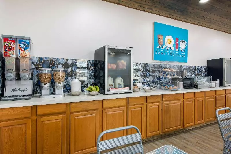 Мотель Rodeway Inn Broken Bowhochatown