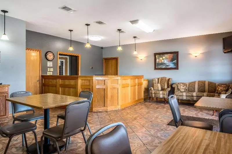 Мотель Rodeway Inn Broken Bowhochatown