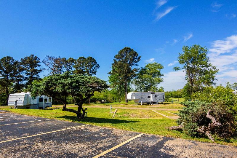 Мотель Rodeway Inn Broken Bowhochatown