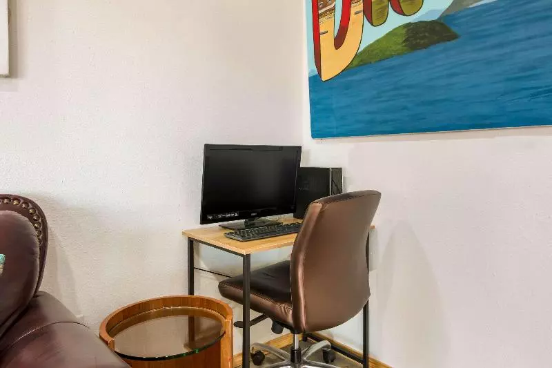 Мотель Rodeway Inn Broken Bowhochatown