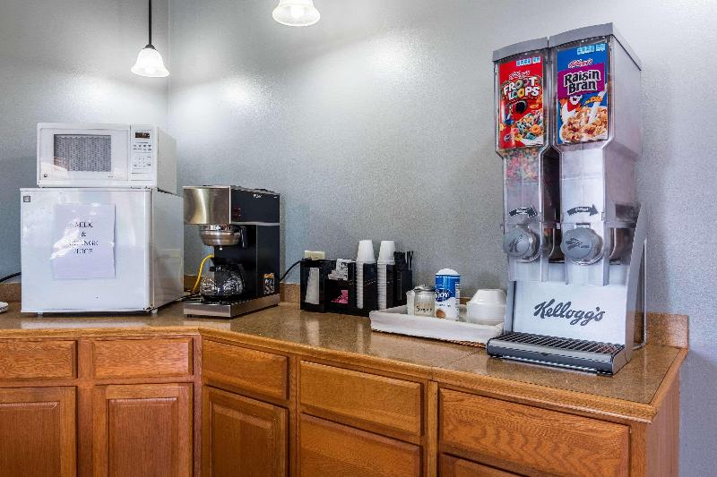 Мотель Rodeway Inn Broken Bowhochatown