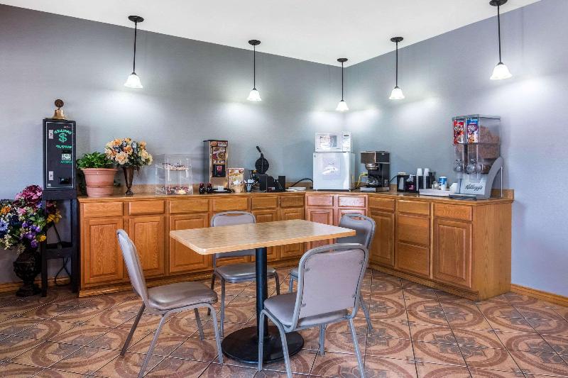 Мотель Rodeway Inn Broken Bowhochatown