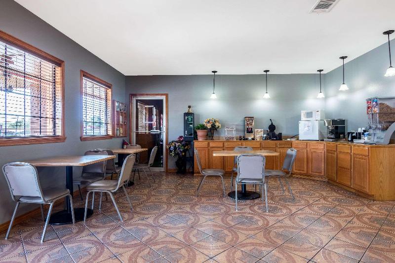 Мотель Rodeway Inn Broken Bowhochatown