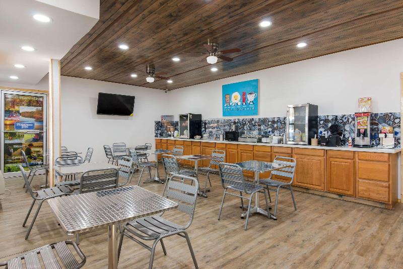 Мотель Rodeway Inn Broken Bowhochatown