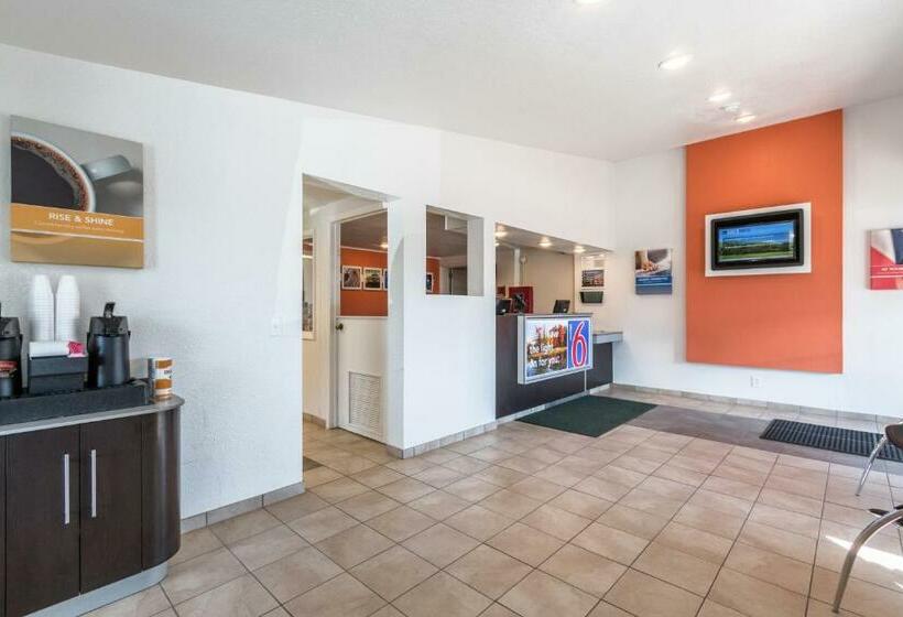 מוטל Travelodge By Wyndham Lansing