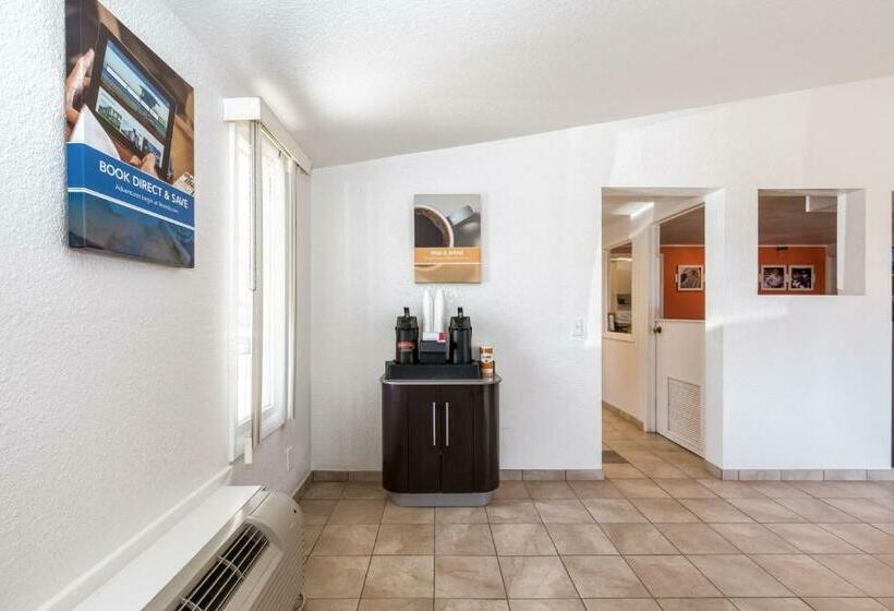 מוטל Travelodge By Wyndham Lansing