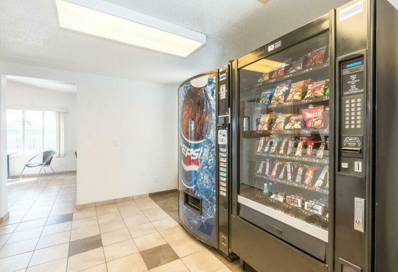 מוטל Travelodge By Wyndham Lansing