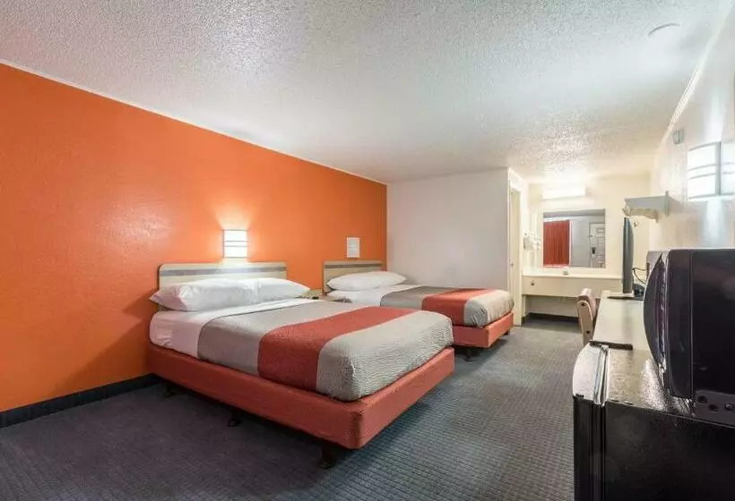 모텔 Travelodge By Wyndham Lansing