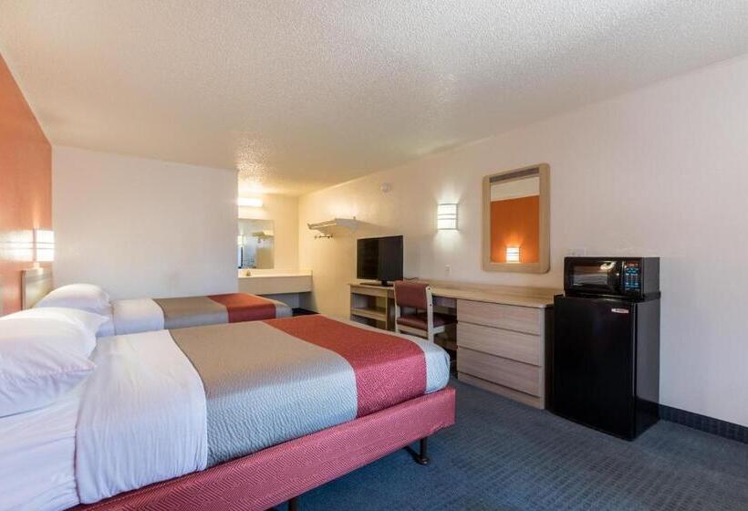 מוטל Travelodge By Wyndham Lansing