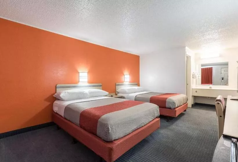 모텔 Travelodge By Wyndham Lansing