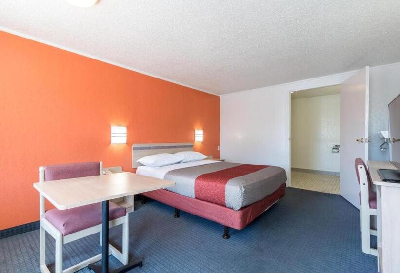 מוטל Travelodge By Wyndham Lansing