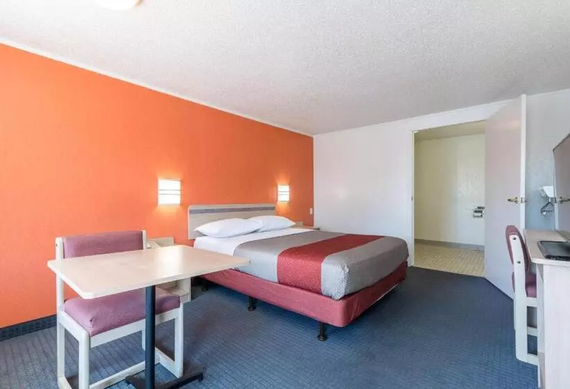 모텔 Travelodge By Wyndham Lansing