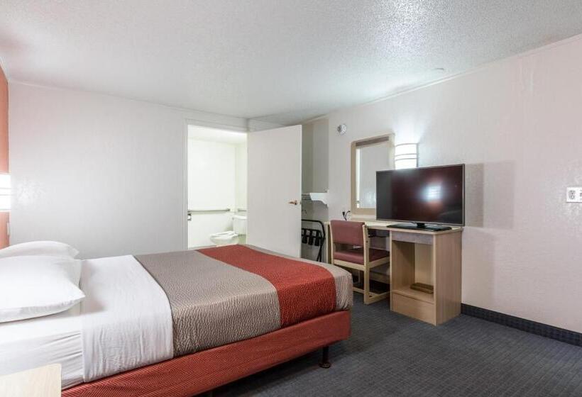 מוטל Travelodge By Wyndham Lansing