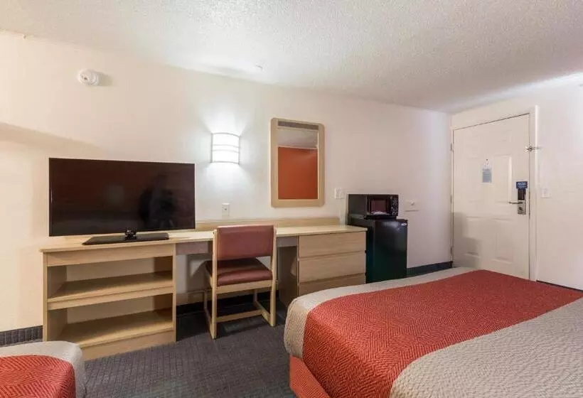 모텔 Travelodge By Wyndham Lansing