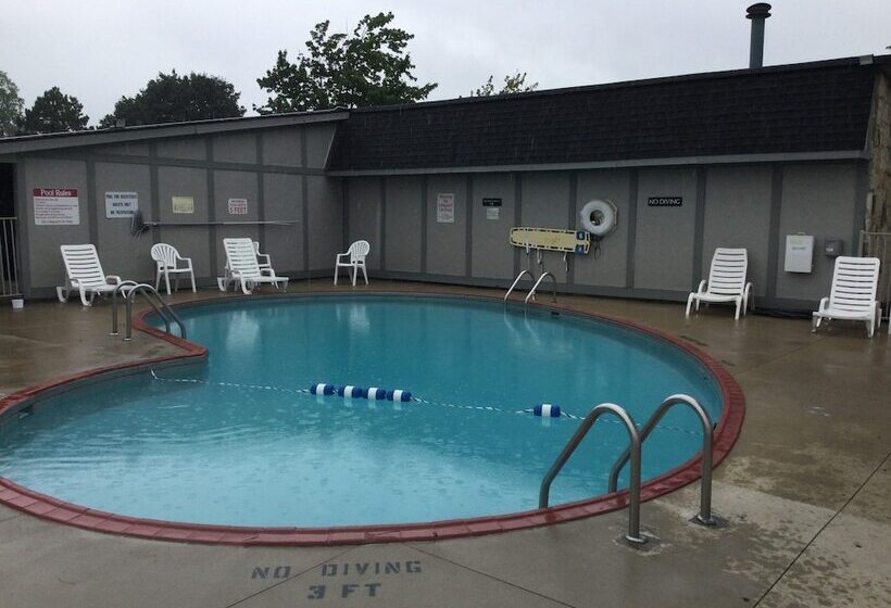 מוטל Travelodge By Wyndham Lansing