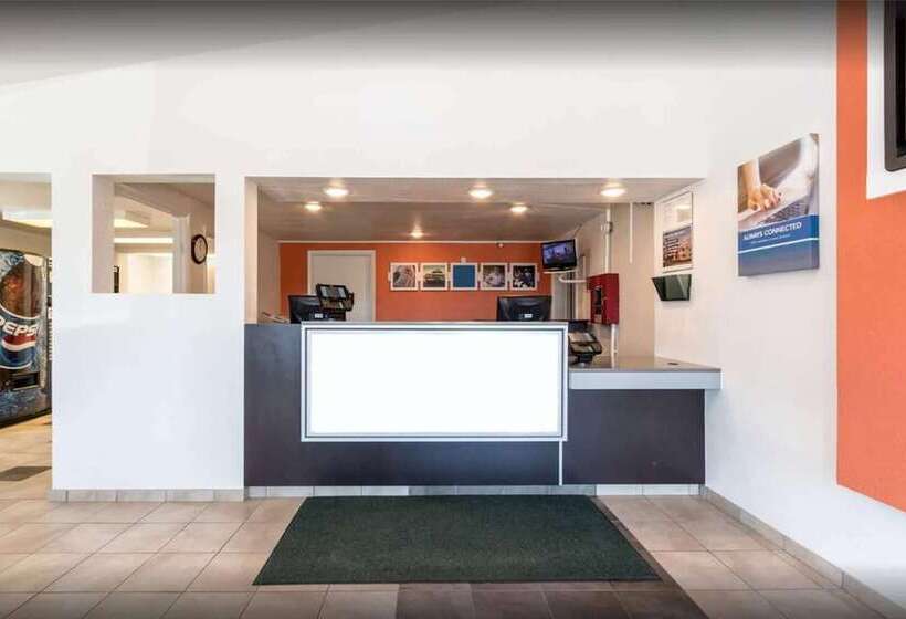 מוטל Travelodge By Wyndham Lansing