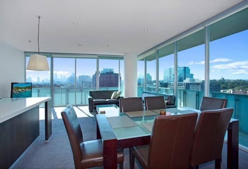 Astra Apartments   St Kilda Rd