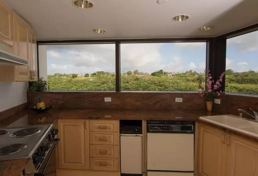 Hotell Alupang Beach Tower