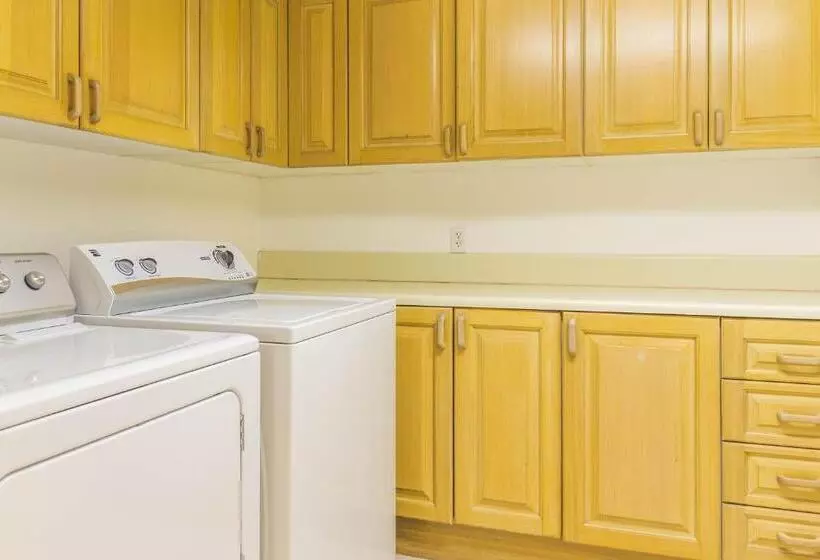 Hotell Alupang Beach Tower