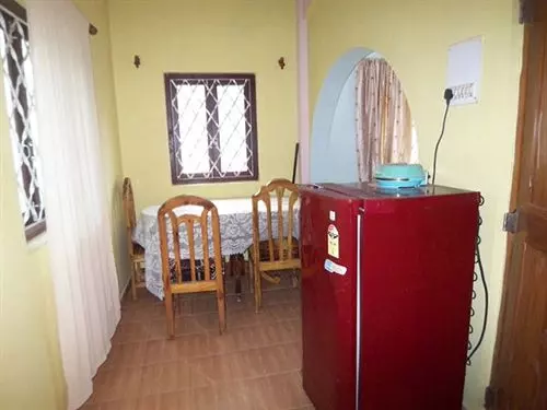 פנסיון Down Hill Village Inn