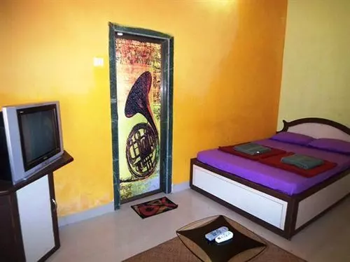 פנסיון Down Hill Village Inn