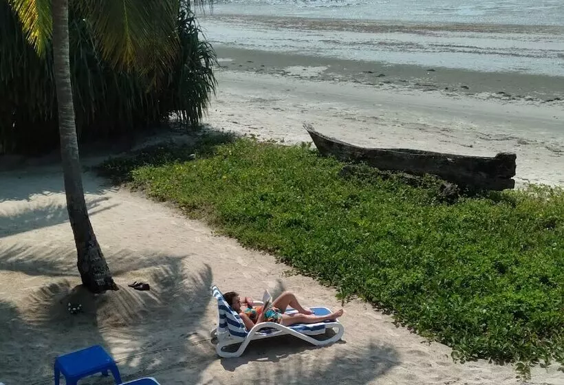 Hotelli Barry's Beach Resort