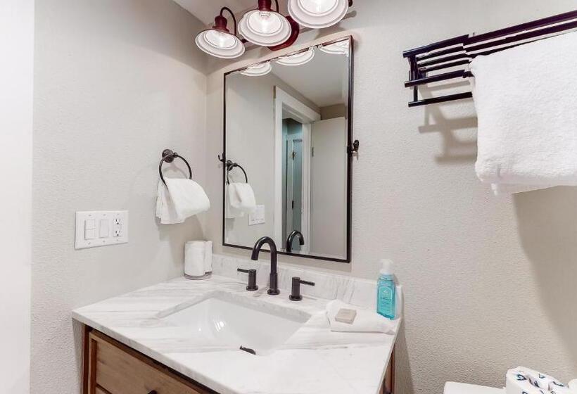 هتل 2449 Ryan Gulch