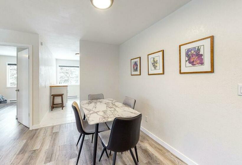 فندق Away In Avon