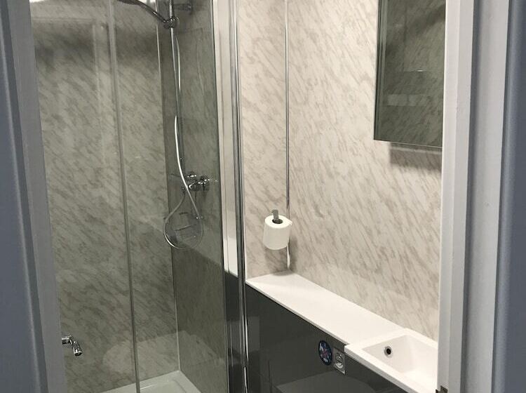 فندق The Halfway House