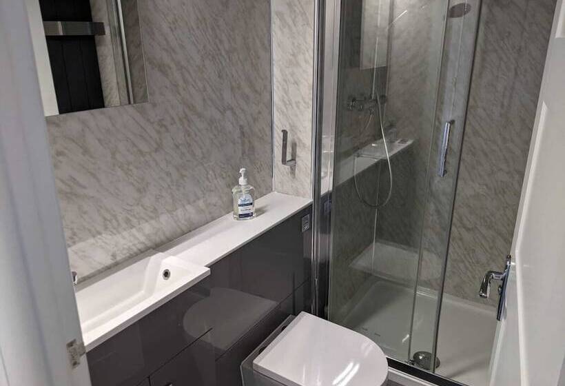 فندق The Halfway House