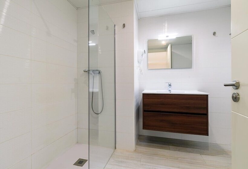 فندق Castell Beach