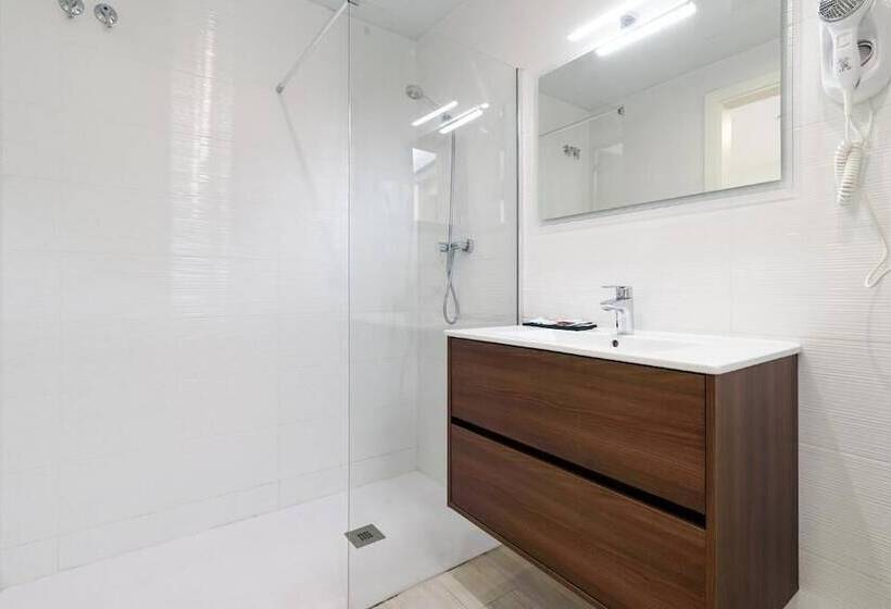 فندق Castell Beach