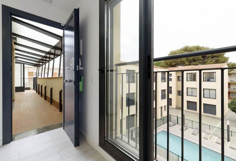 فندق Castell Beach