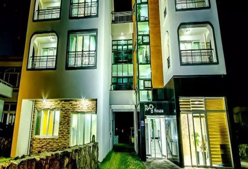 ホテル Seogwipo Jadam House Pension