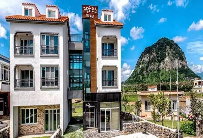 ホテル Seogwipo Jadam House Pension