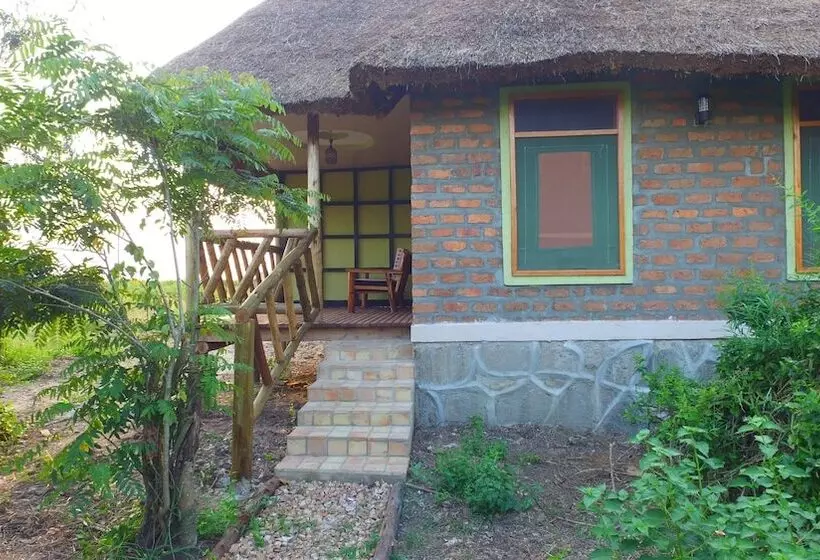 هتل Irungu Forest Safari Lodge